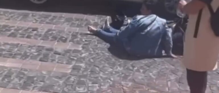 У центрі Мукачева на пішоходному переході автівка наїхала на двох людей (ВІДЕО)