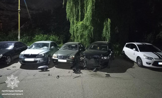 Вночі в Ужгороді автомобіль зіткнувся з двома припаркованими автомобілями