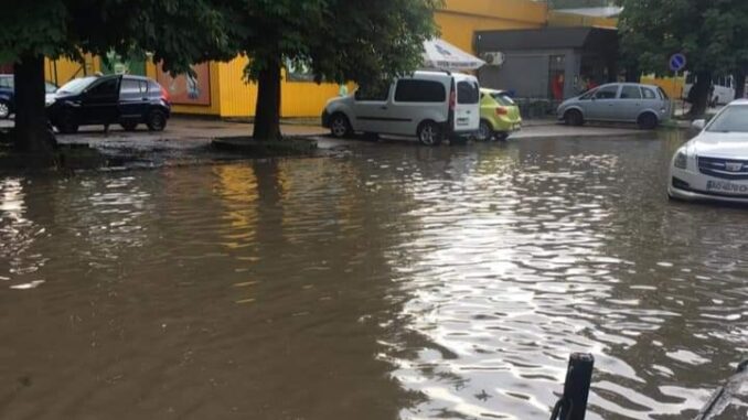 В Ужгороді внаслідок негоди сильно підтопило вулиці
