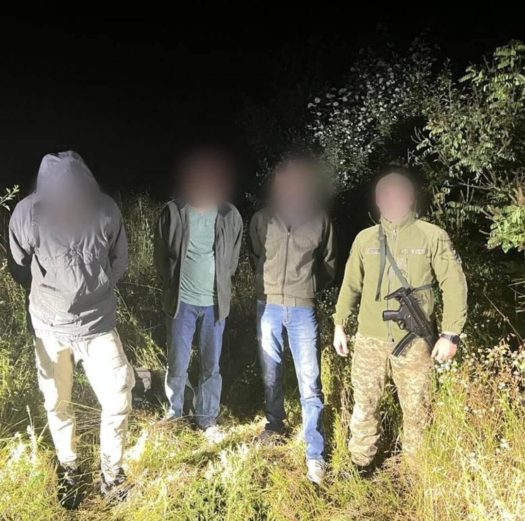 На Закарпатті троє чоловіків за 14 000 доларів намагались потрапити в Угорщину