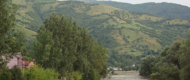 На Рахівщині на острівку посеред річки знайшли тіло людини: що відомо