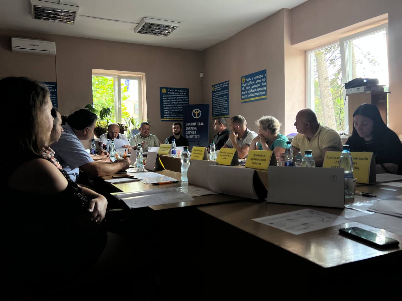 Ситуацію на ринку праці та працевлаштування ВПО у області: на Закарпатті відбувся круглий стіл (ФОТО)