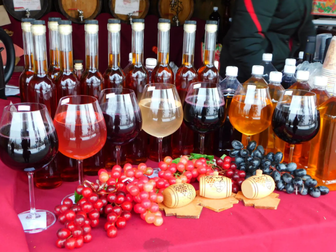 У Мукачеві триває «Червене вино»: які цього року ціни (ФОТО)