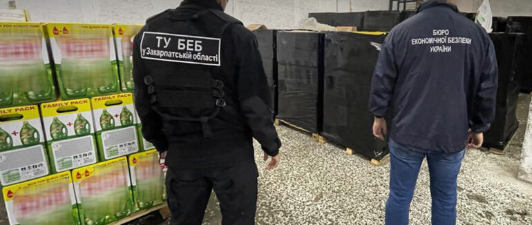 БЕБ викрило на Закарпатті наймасштабніше виробництво контрафактної побутової хімії: вилучено близько 240 тонн готової продукції