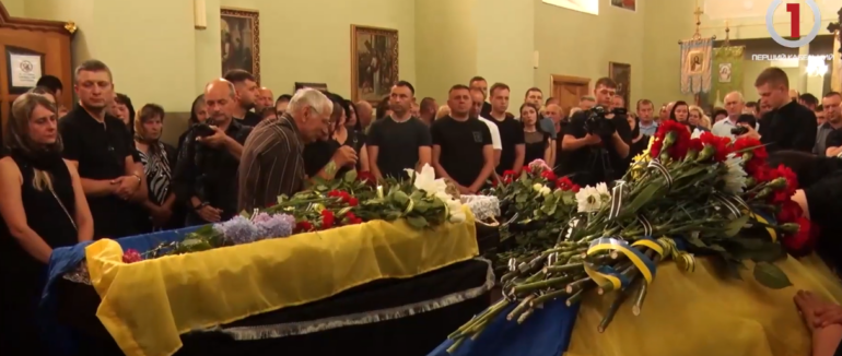Прощання із захисниками: в Мукачеві провели в останню путь Михайла Ільтьо та Олександра Свиду (ВІДЕО)