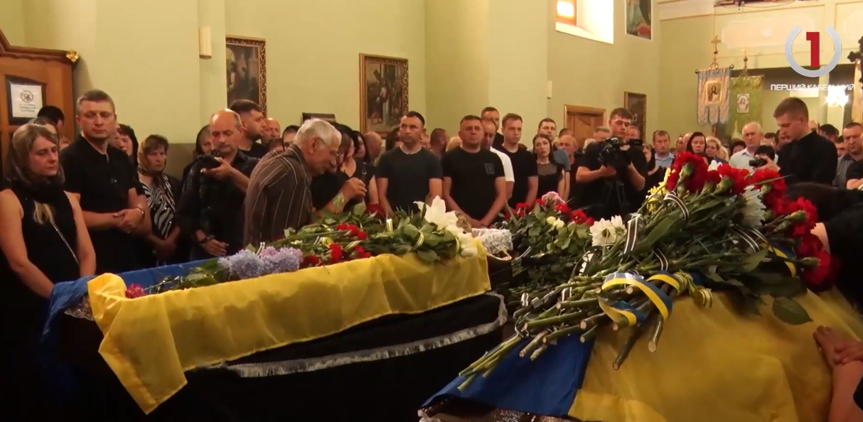Прощання із захисниками: в Мукачеві провели в останню путь Михайла Ільтьо та Олександра Свиду (ВІДЕО)