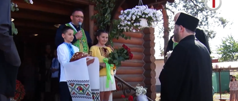 Довгоочікуване освячення: у Свято-Троїцькій церкві Мукачева з’явилися новий іконостас і дзвони (ВІДЕО)