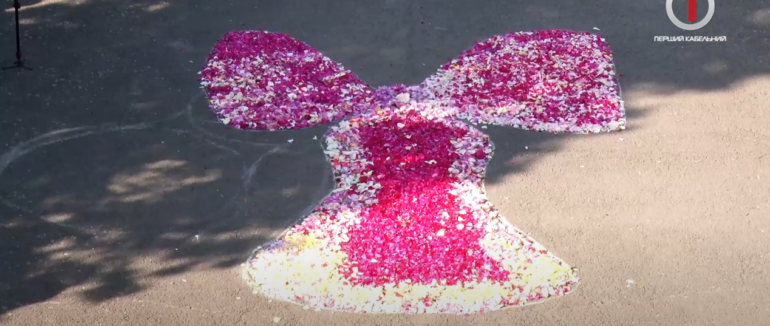 Останнє свято в рідних стінах: у Мукачівському ліцеї №11 пролунав шкільний дзвінок для випускників (ВІДЕО)