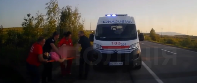 На Мукачівщині мікроавтобус вилетів з дороги: травмувалася водійка