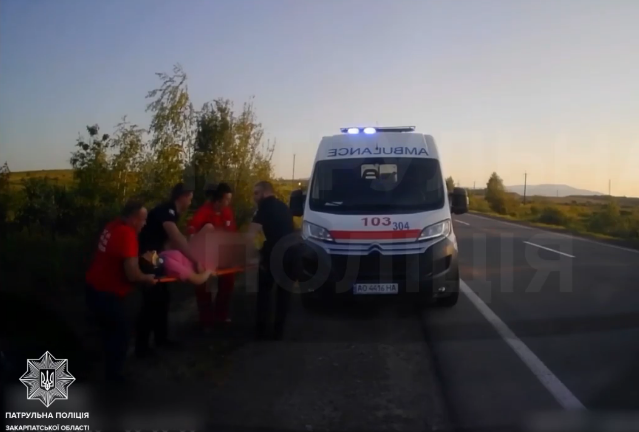 На Мукачівщині мікроавтобус вилетів з дороги: травмувалася водійка
