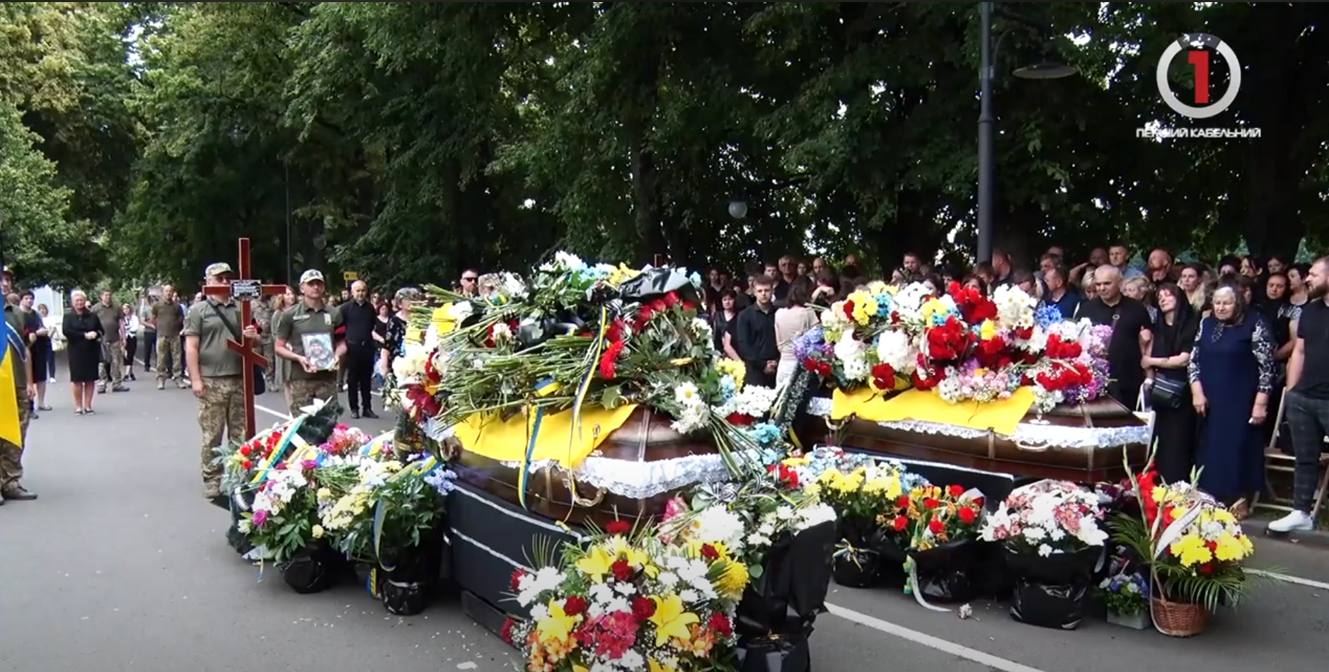 Віддали останню шану: в Ужгороді попрощалися із з двома полеглими Героями України (ВІДЕО)