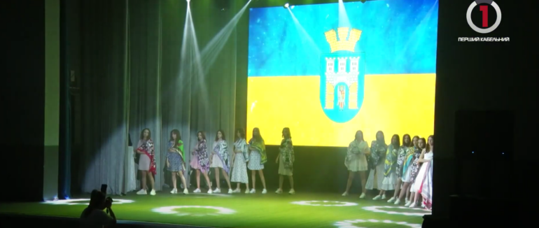 Благодійний показ в Мукачеві: учні фешн-школи Катерини Чепак організували модний вечір (ВІДЕО)