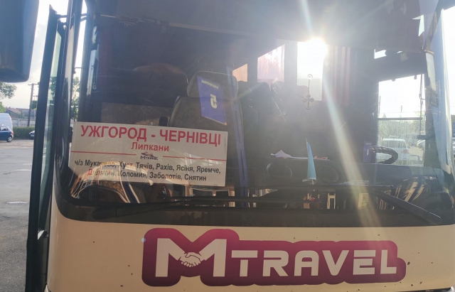 В Ужгороді водій рейсового автобуса довів до сліз та виганяв із салону 17-річну пасажирку з електронним квитком (ВІДЕО)