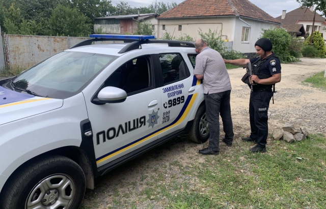 Побив жінку в супермаркеті: у Мукачеві затримали чоловіка