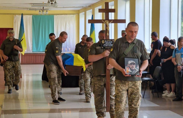 В Рахові попрощалися з полеглим Героєм Миколою Веклюком