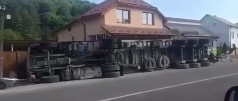 Фура знесла огорожу та перекинулася на бік: у Тячівському районі трапилася ДТП (ВІДЕО)