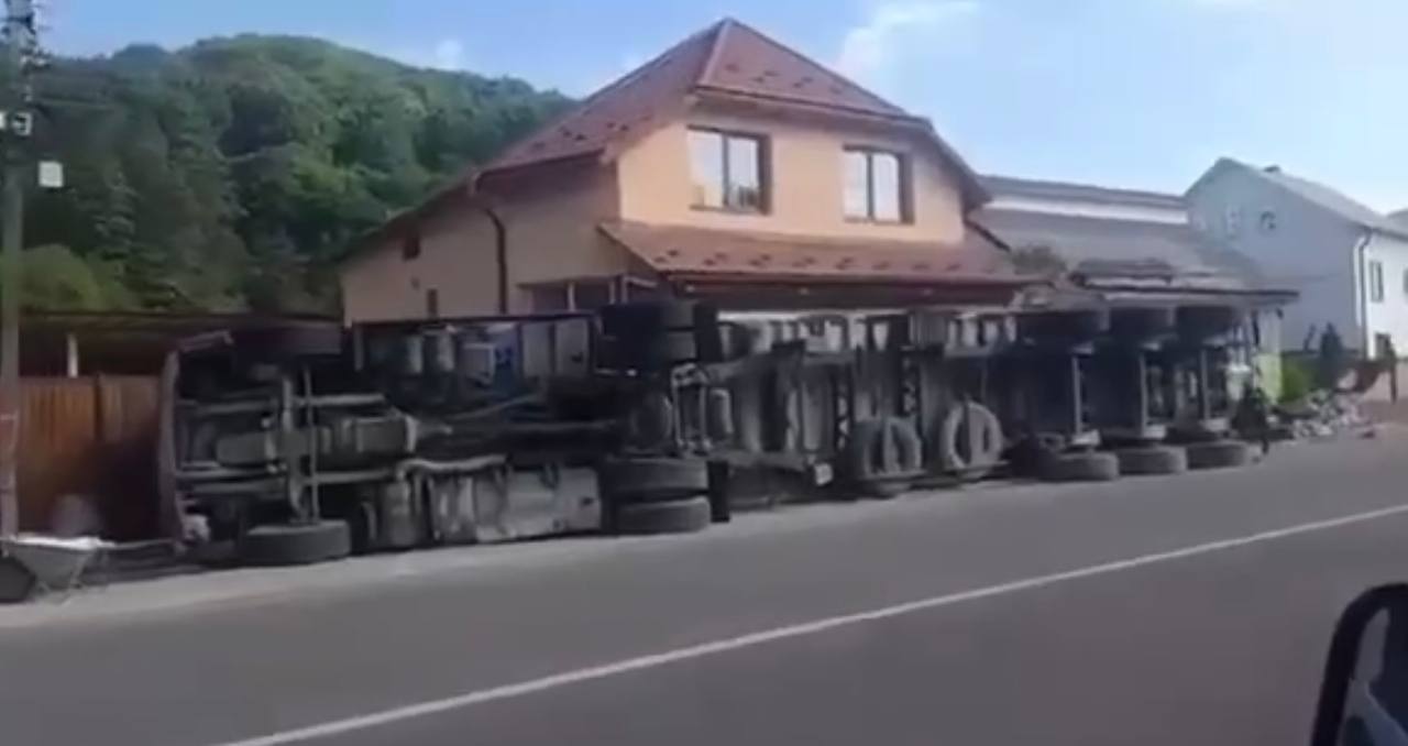 Фура знесла огорожу та перекинулася на бік: у Тячівському районі трапилася ДТП (ВІДЕО)