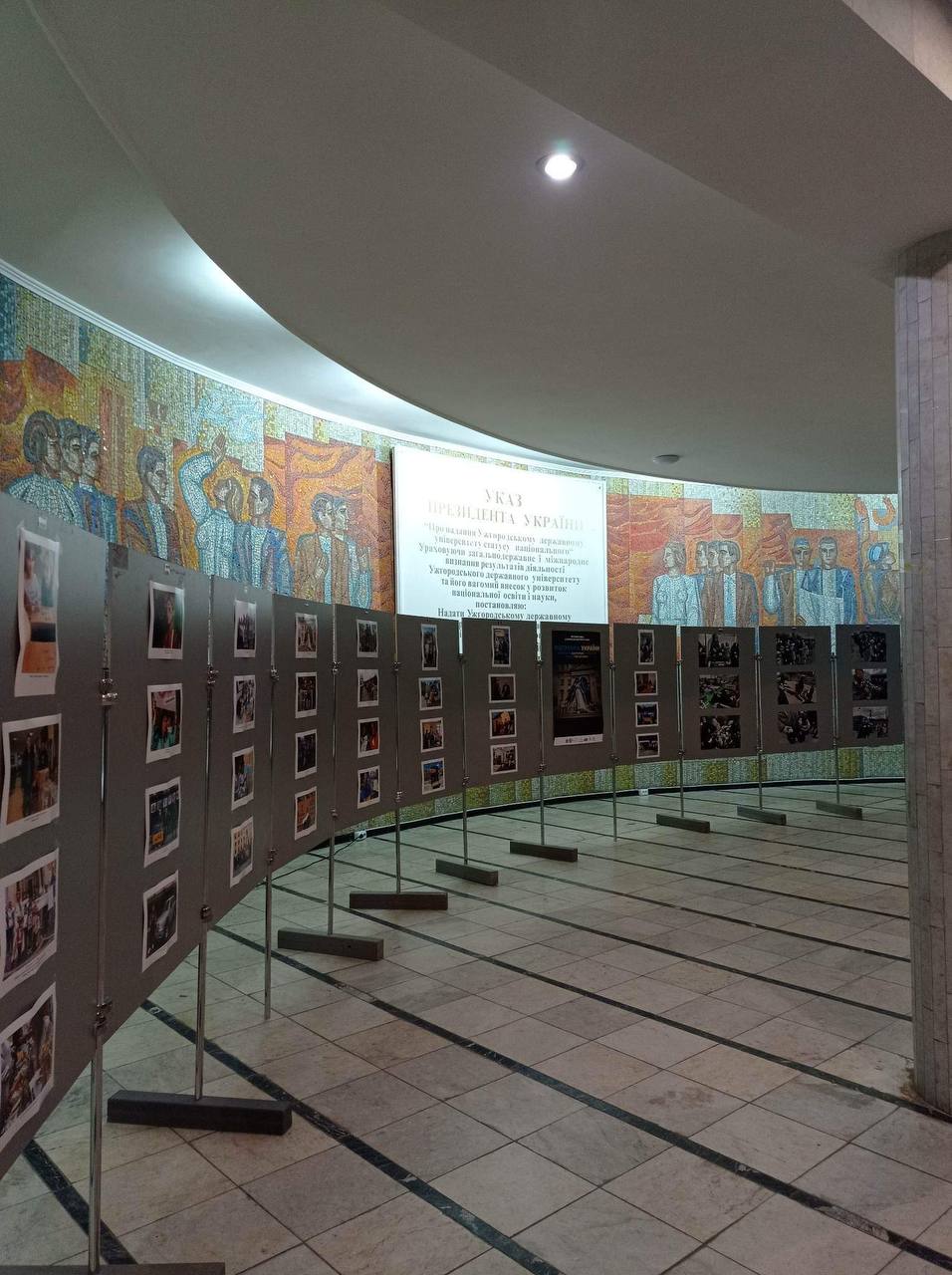 В Ужгороді відкрили фотовиставку "Підтримка України українською діаспорою Центральної Європи під час війни"