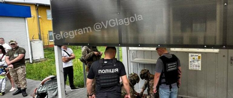 Продавав органи дітей у Європу: на Закарпатті затримали чоловіка пiд час спроби вивезти дитину за кордон