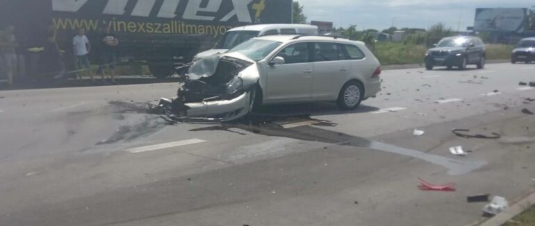 Уламки автівок по всій дорозі: у Мукачеві трапилася ДТП (ФОТО, ВІДЕО)