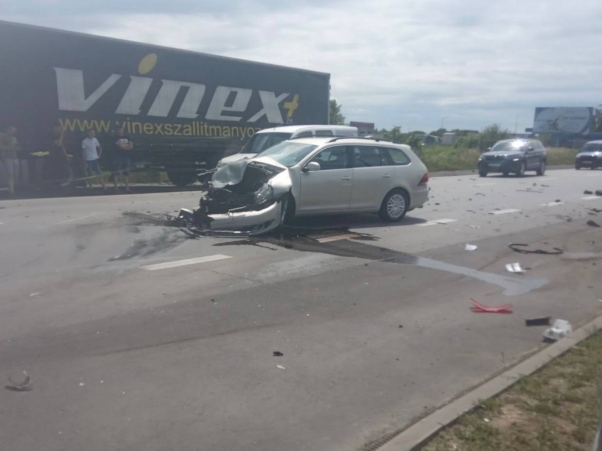 Уламки автівок по всій дорозі: у Мукачеві трапилася ДТП (ФОТО, ВІДЕО)