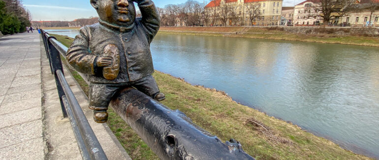 Історія в мініатюрі: про що розповідають закарпатські міні-скульптурки