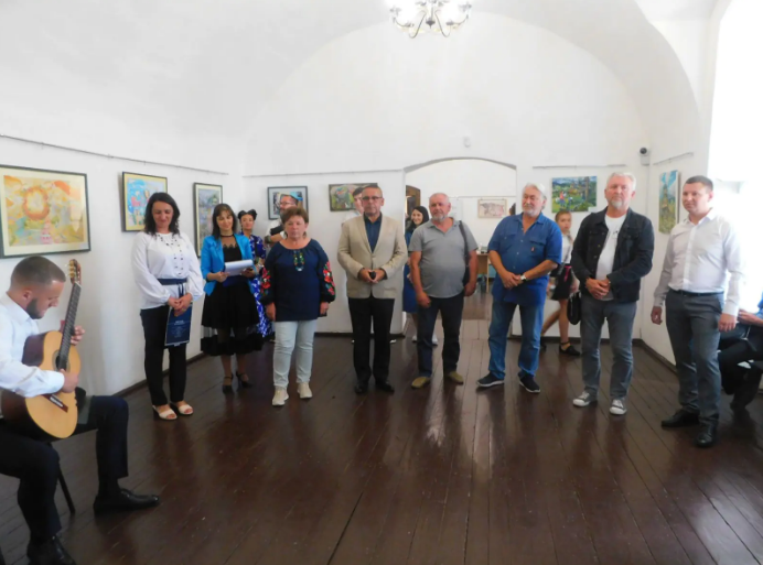 Мистецтво, створене з любов’ю: в Мукачівському історичному музеї відкрилася виставка юних художників (ФОТО)