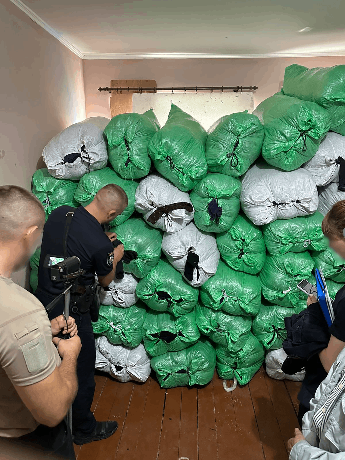 На Закарпатті ліквідували підпільний цех з незаконного пошиття одягу в промислових масштабах відомих українських та закордонних марок