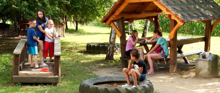 Діти – на відпочинок: на Закарпатті зустріли школярів з Харківщини (ВІДЕО)