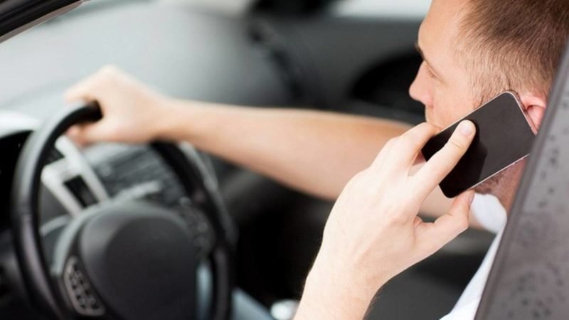 Телефонні розмови за кермом: за місяць патрульні зафіксували більше 40 порушників