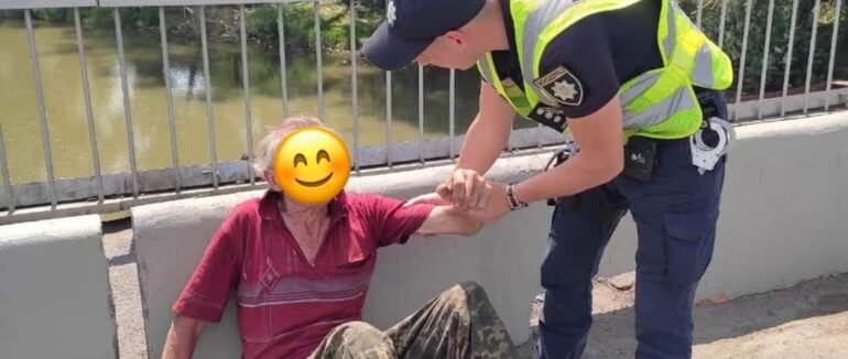 В Мукачеві патрульні допомогли чоловіку, якому раптово стало зле