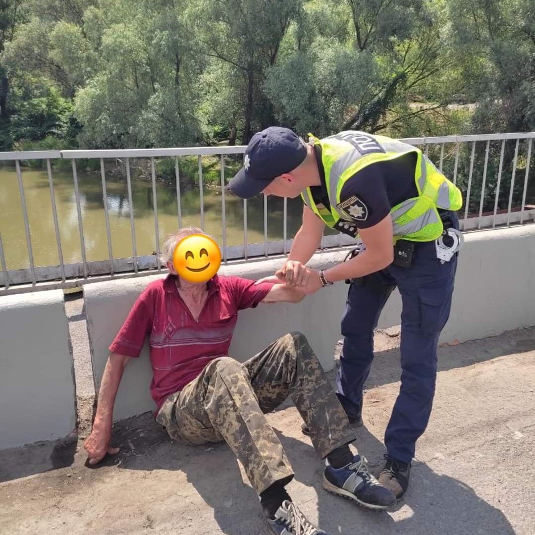 В Мукачеві патрульні допомогли чоловіку, якому раптово стало зле