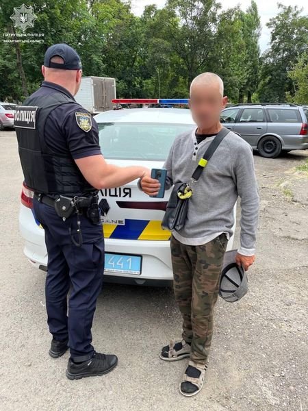 В Ужгороді зупинили порушника, у якого виявили викрадений раніше телефон