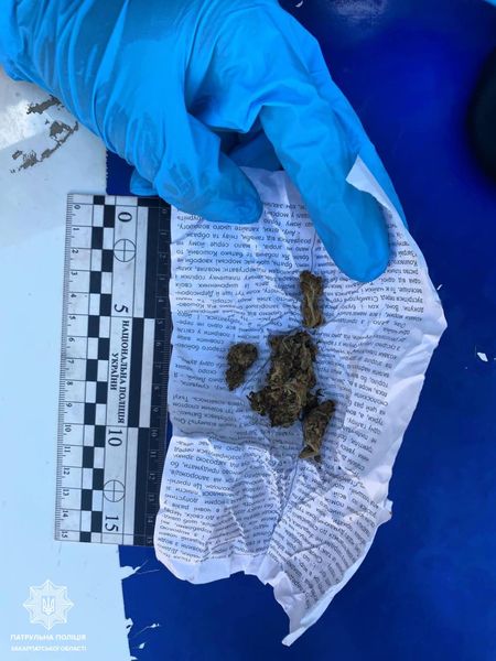 Наркотики у велосипедиста: в Ужгороді зловили чоловіка зі згортком (ФОТО)