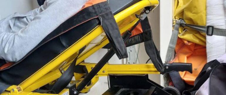 У Мукачеві патрульні допомогли чоловіку, якому стало зле на вокзалі