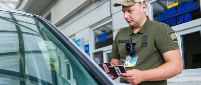 Двоє чоловіків спробували пройти КПП “Солотвино” та “Дзвінкове” за підробленими документами