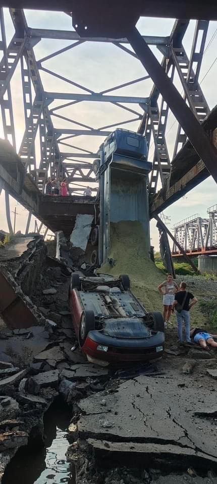 На Закарпатті обвалився міст: пошкоджено вантажівку та легковик (ФОТО, ВІДЕО)