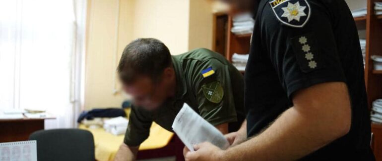 У поліції Закарпаття повідомили про підозру співробітнику ТЦКСП, який наніс тілесні ушкодження дружині військовослужбовця