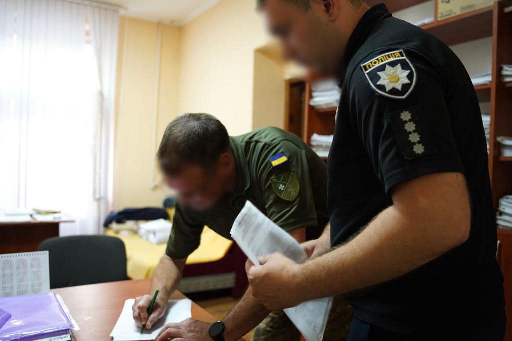 У поліції Закарпаття повідомили про підозру співробітнику ТЦКСП, який наніс тілесні ушкодження дружині військовослужбовця