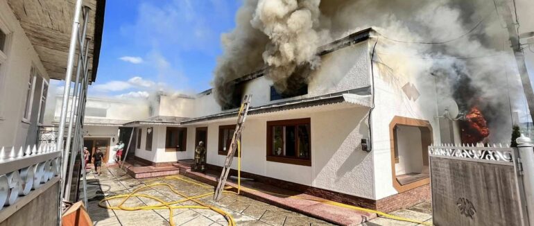 Масштабна пожежа на Рахівщині: сім одиниць техніки гасили пожежу на площі 450 кв.м