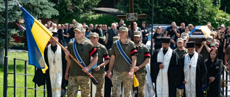 Віддав життя за Україну: Ужгород попрощався із полеглим Героєм Романом Палійчуком