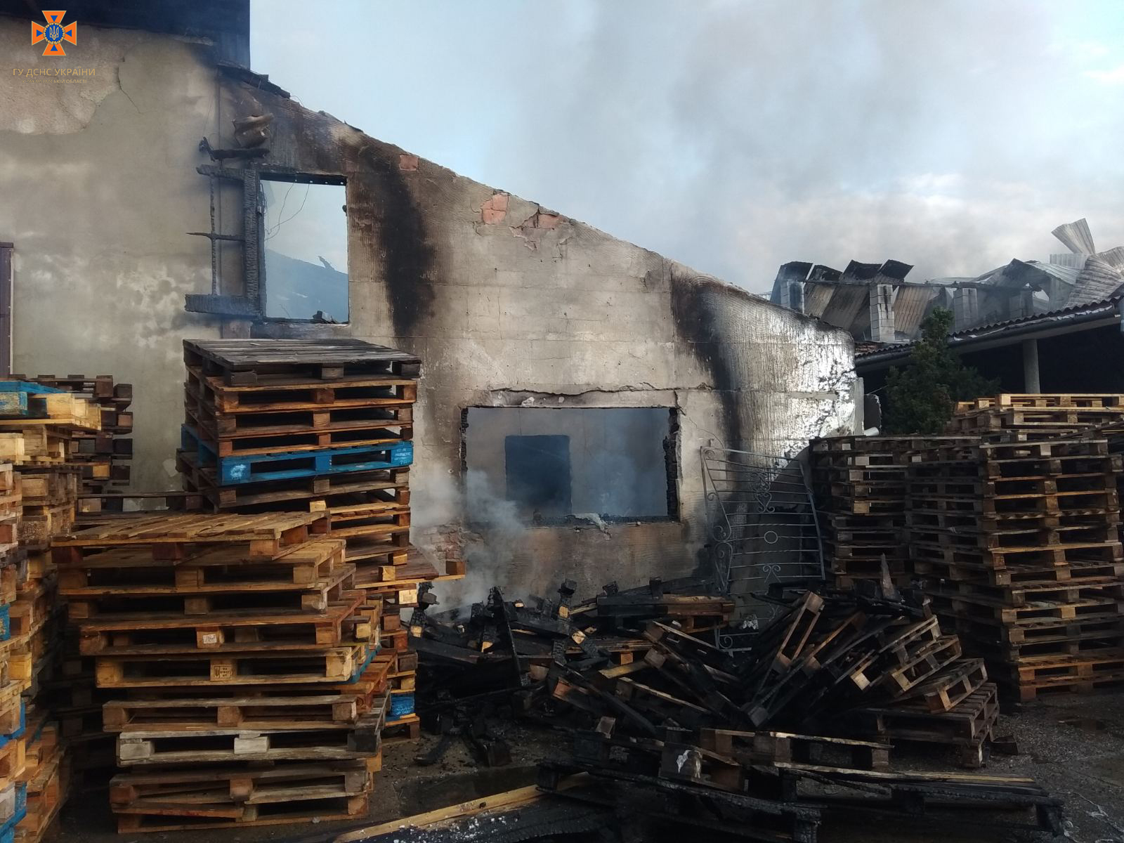 У Вишкові ліквідували пожежу на території підприємства - Оновлено