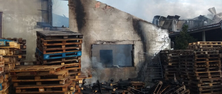 У Вишкові горить підприємство з розливу мінеральної води: на місці події рятувальники