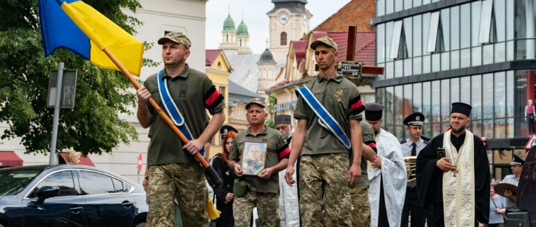 В Ужгороді сьогодні провели в останню путь загиблого солдата Івана Завольського