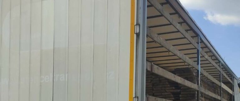 Закарпатські митники не дозволили незаконно вивезти з України партію лісо продукції з цінної породи