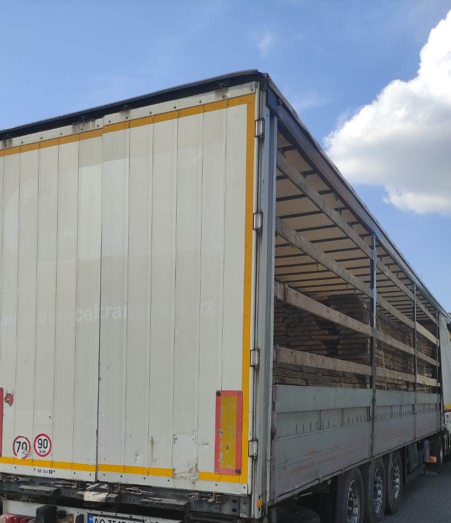 Закарпатські митники не дозволили незаконно вивезти з України партію лісо продукції з цінної породи