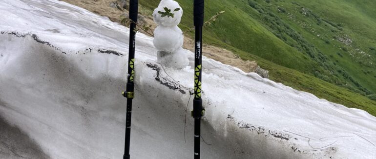 Закарпатець посеред літа у горах зліпив сніговичка зі снігу