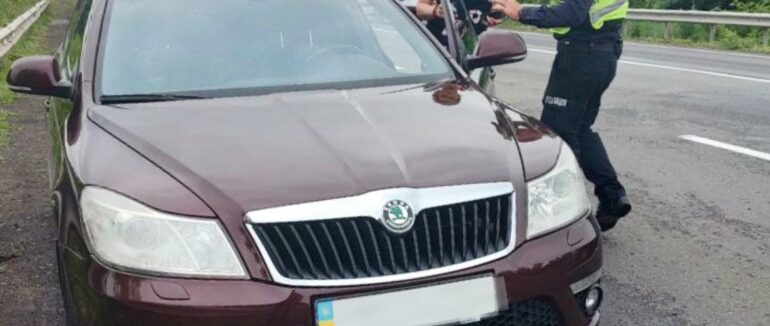 Закарпатські патрульні допомогли водійці, у якої зламалося авто