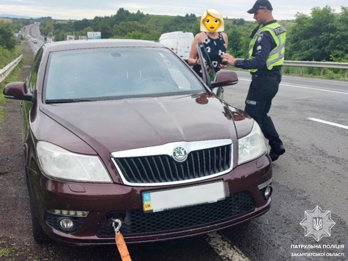 Закарпатські патрульні допомогли водійці, у якої зламалося авто
