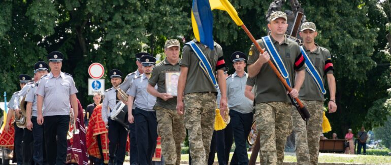 В Ужгороді провели в останню путь загиблого на війні солдата Олександра Вашашу